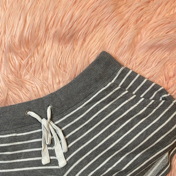 Aerie Gray & White Stripe Woman’s Shorts Size Small - Picture 2 of 6